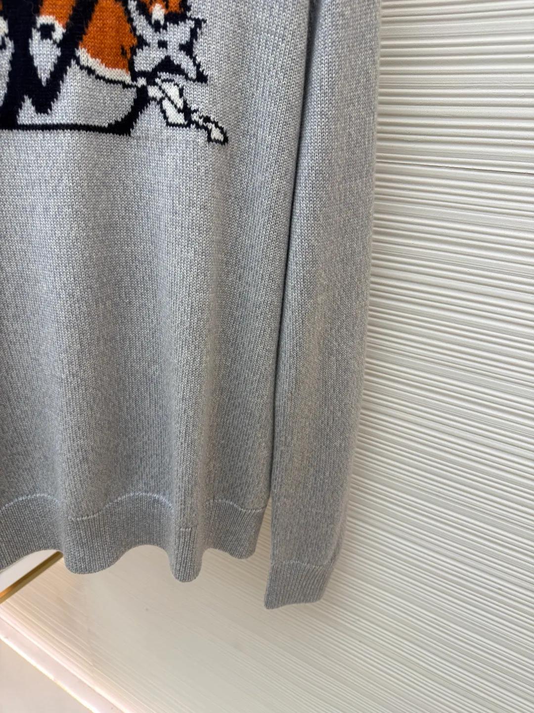 LOUIS VUITTON Fox cashmere round neck long-sleeved sweater ●Original version: purchased and developed for 14100 ●Item number: 1682134-B70 ●Fabric: wool blended fabric ●Technology: knitted ●Color: gray ●Version: fitted version ●Weight: about 640 grams ●Size: XS-S-M-L ●Description: Made of custom-made twisted 30s Basulan wool mixed yarn, the composition ratio is 50% Basulan wool, 40% combed cotton, 5% nylon mohair. It is made by a professional pattern maker, referring to the original version, and drawing and pattern making at a ratio of 1:1. The entire pattern takes 3 days, using 7 needles The computerized flat knitting machine knits single-sided woolen tissue according to the original version. The entire garment is made by 9 yarn feeders. The increase in the number of yarn feeders greatly increases the loss and loom time. A single piece takes 260 minutes per piece. The back leather surface is made of genuine leather, which is embossed and stitched with a flat machine. The overall wiring is straight and delicate, the fabric is comfortable and soft, and the color is consistent without color difference. It can be matched with the same style to create a fashionable look and control various occasions. Customized accessories, complete with three standards, same style for men and women!